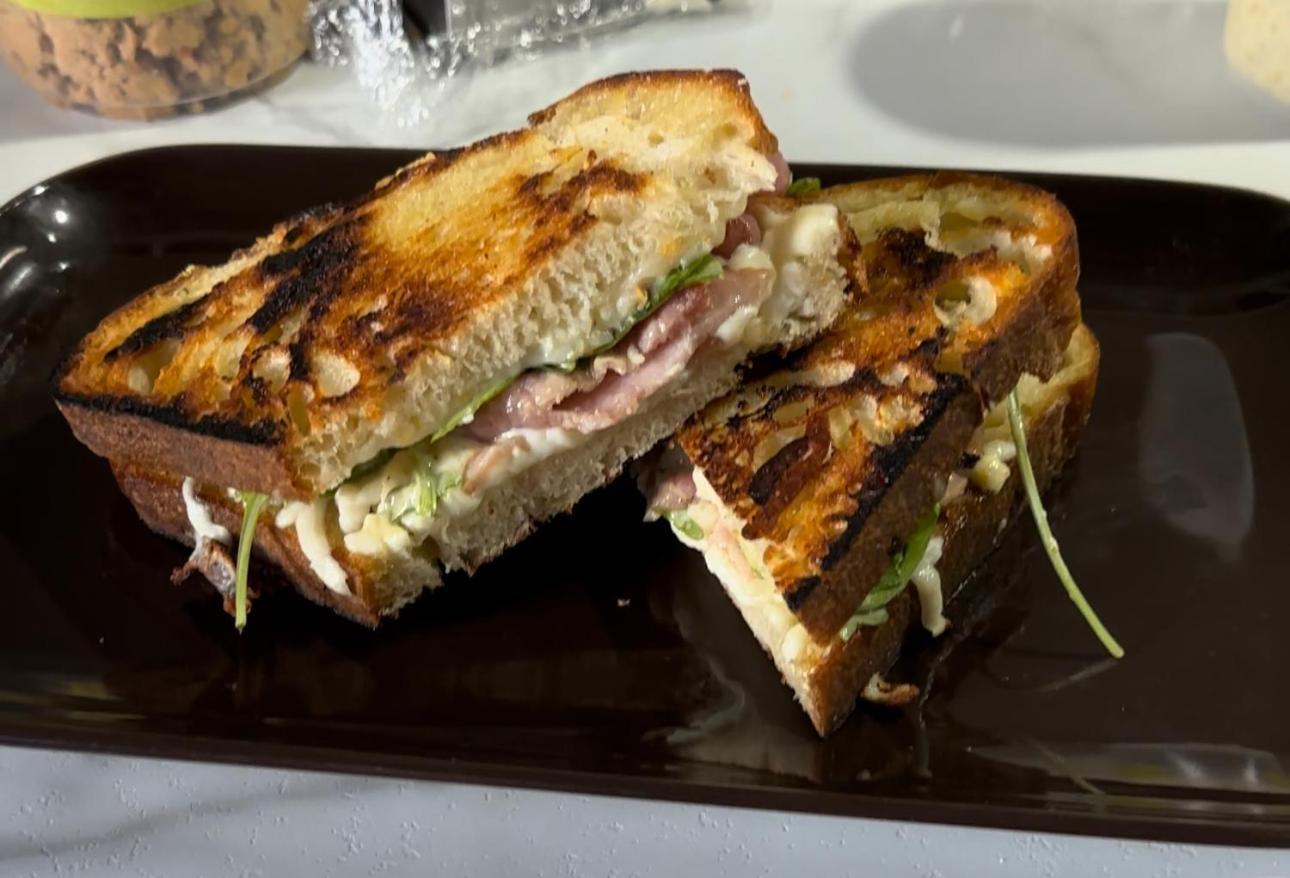 Auberge Et Bistro Namaste Lachute Екстер'єр фото